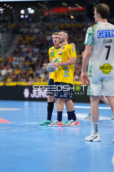 Jannik Kohlbacher (#80; Rhein Neckar Löwen) mit Ball in der SAP Arena