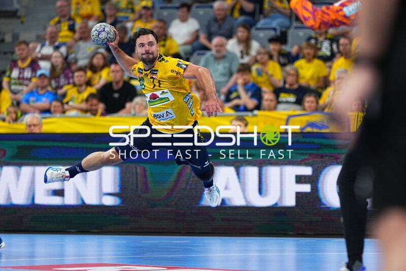 Dani Baijens (#77; Rhein Neckar Löwen) beim Wurfversuch in der SAP Arena
