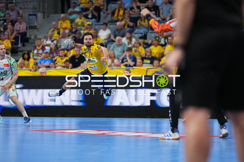 Dani Baijens (#77; Rhein Neckar Löwen) beim Sprungwurf in der SAP Arena