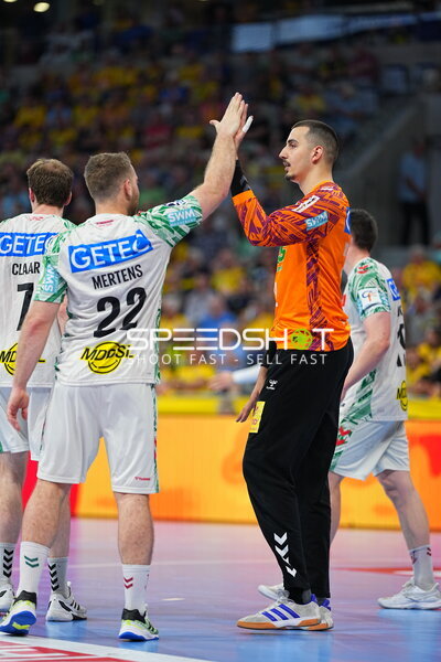 Matej Mandić (#12; SC Magdeburg) und Lukas Mertens (#22) beim High-Five