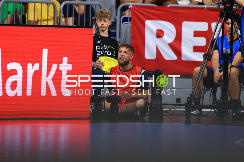 Max Krause (Teamfotograf; Rhein Neckar Löwen) am Spielfeldrand in der SAP Arena