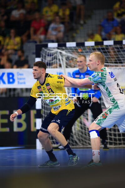 Sebastian Heymann (#13; Rhein Neckar Löwen) im Zweikampf gegen Magnus Saugstrup (#23; SC Magdeburg)