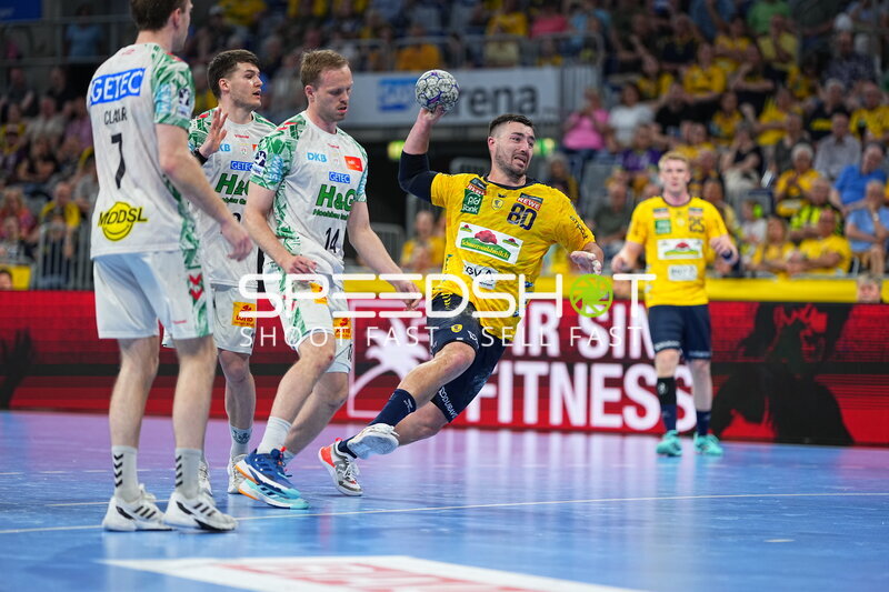 Jannik Kohlbacher (#80; Rhein Neckar Löwen) beim Wurfversuch in der SAP Arena