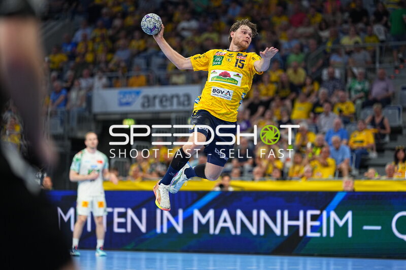 David Möré (#15; Rhein Neckar Löwen) beim Sprungwurf