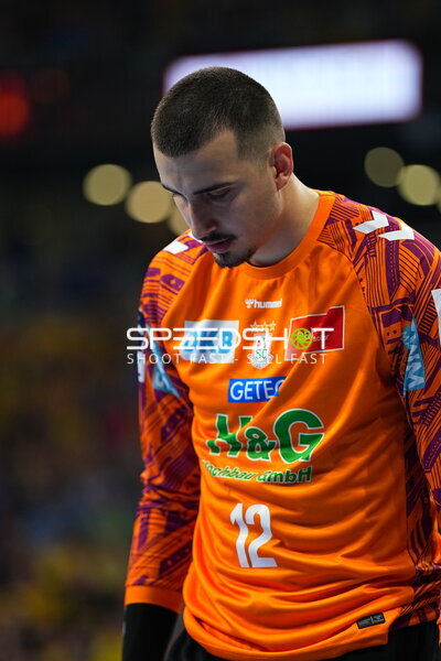 Matej Mandić (#12; SC Magdeburg) blickt nach unten