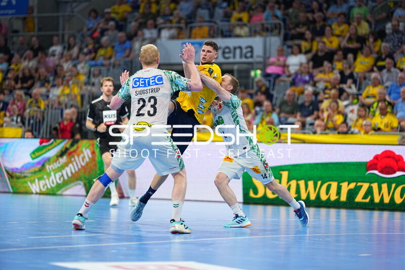 Sebastian Heymann (#13; Rhein Neckar Löwen) im Zweikampf gegen SC Magdeburg