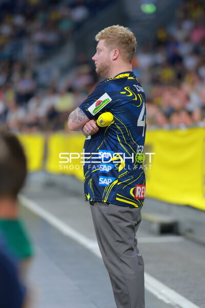 Kevin Gerwin (Moderation; Rhein Neckar Löwen) am Spielfeldrand