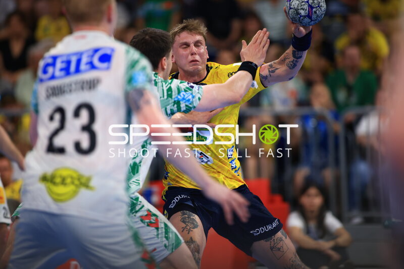 Edwin Aspenbäck (#78; Rhein Neckar Löwen) beim Wurf gegen SC Magdeburg
