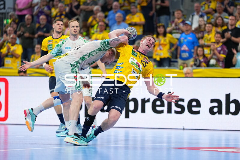 Haukur Thrastarson (#25; Rhein Neckar Löwen) beim Wurf gegen Omar Ingi Magnusson