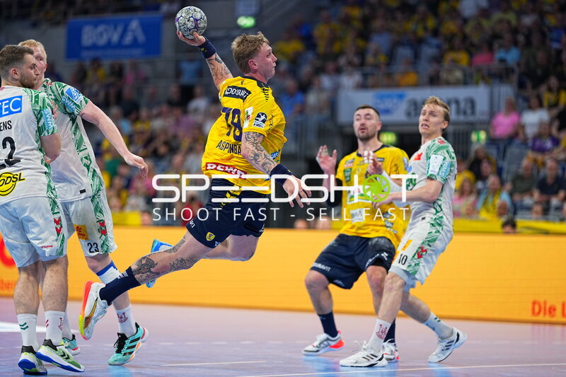 Edwin Aspenbäck (#78; Rhein Neckar Löwen) beim Sprungwurf in der SAP Arena