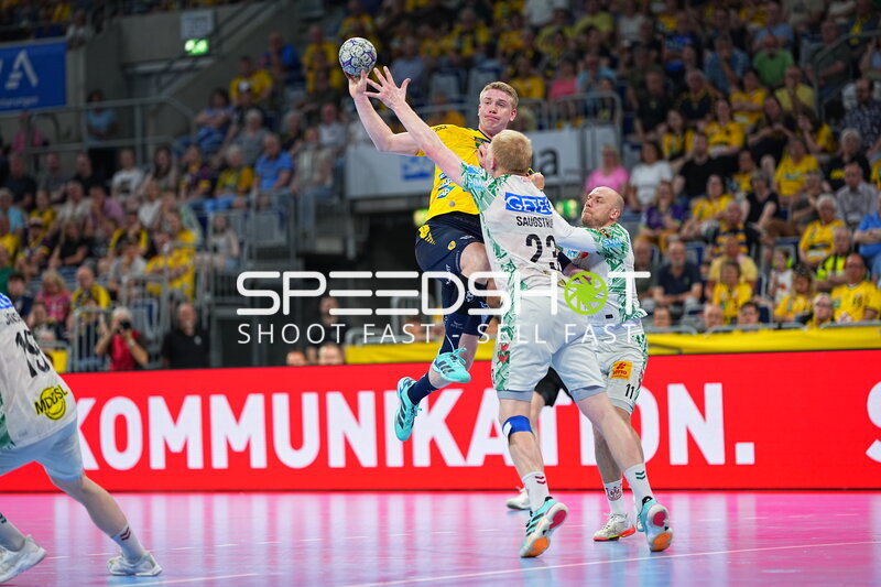 Rhein-Neckar-Löwen-Spieler im Sprungwurf gegen Magnus Saugstrup (#23; SC Magdeburg)