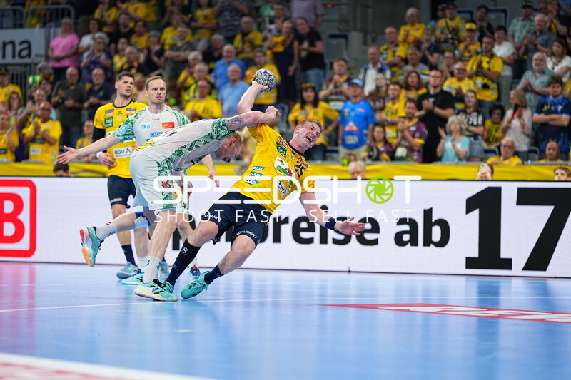 Sebastian Heymann (#13; Rhein Neckar Löwen) beim Wurf gegen Omar Ingi Magnusson