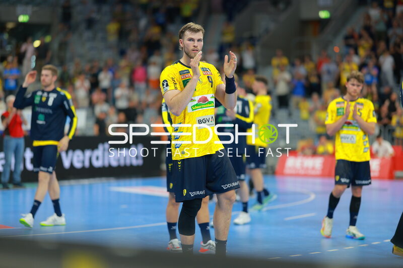 Steven Plucnar Jacobsen (#9; Rhein Neckar Löwen) applaudiert den Fans
