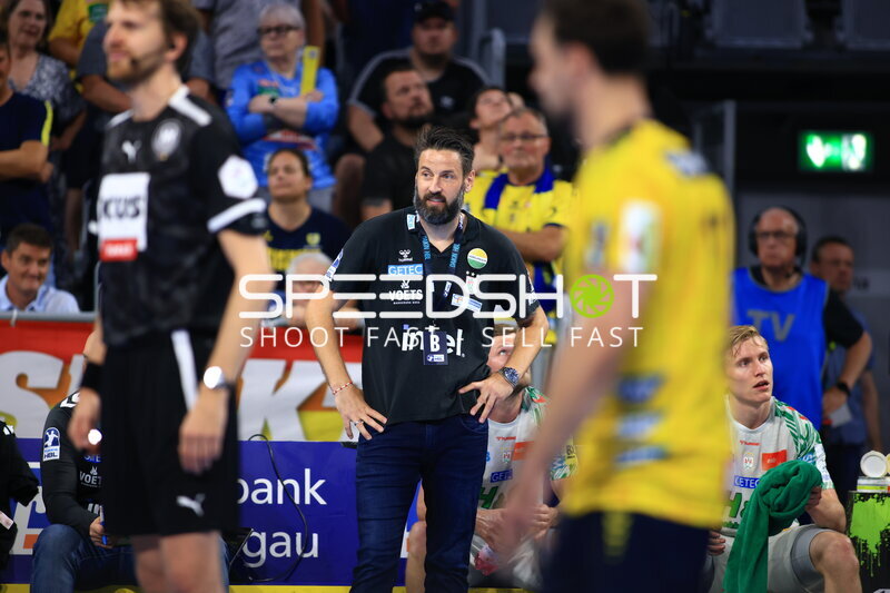 Bennet Wiegert (Trainer; SC Magdeburg) beobachtet das Spielgeschehen in der SAP Arena