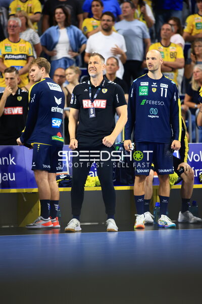 Maik Machulla und Lukas Sandell (#11; Rhein Neckar Löwen) an der Seitenlinie