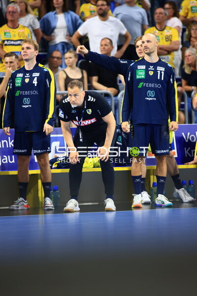 Maik Machulla mit Lukas Sandell und Mathias Rohde Larson an der Seitenlinie