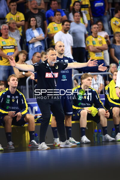 Maik Machulla (Trainer; Rhein Neckar Löwen) gestikuliert an der Seitenlinie
