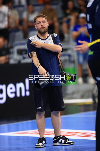 Max Krause (Teamfotograf; Rhein Neckar Löwen) mit Kameras in der SAP Arena