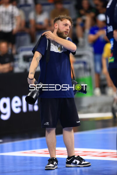 Max Krause (Teamfotograf; Rhein Neckar Löwen) auf dem Spielfeld der SAP Arena