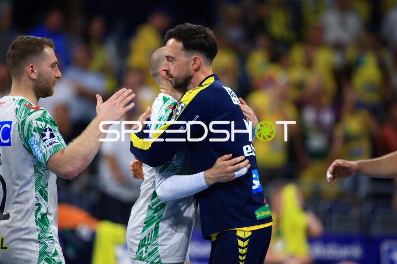 Patrick Groetzki (#24; Rhein Neckar Löwen) umarmt Gegenspieler nach Abpfiff