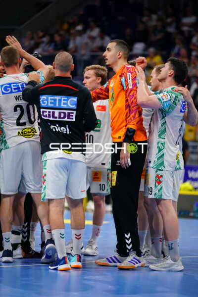 Matej Mandić (#12; SC Magdeburg) und Gisli Thorgeir Kristjansson (#10; SC Magdeburg) in Spielpause