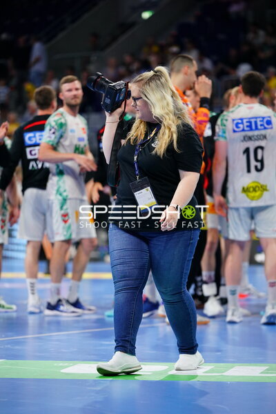Fotografin bei der Arbeit an der Seitenlinie in der SAP Arena