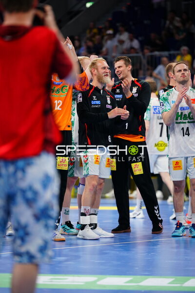 Matthias Musche (#6; SC Magdeburg) und Sergey Hernández Ferrer (#1) applaudieren in der SAP Arena