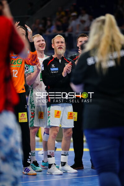 Magnus Saugstrup und Matthias Musche (#6; SC Magdeburg) applaudieren in der SAP Arena