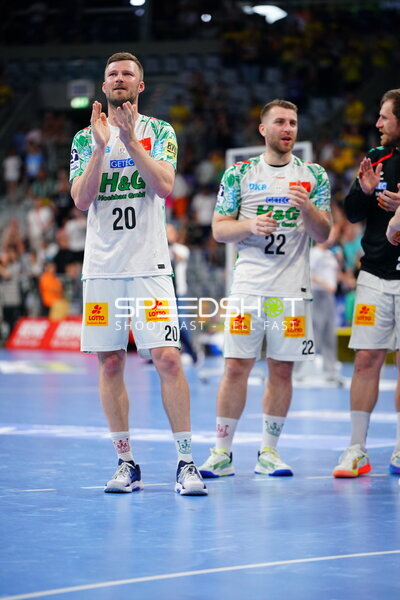 Philipp Weber (#20) und Lukas Mertens (#22; SC Magdeburg) applaudieren in der SAP Arena