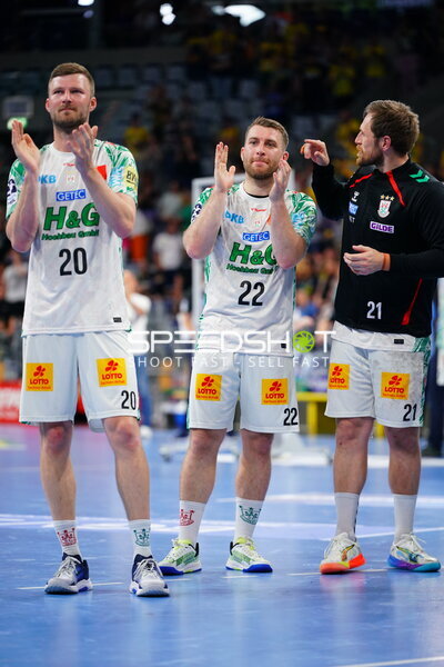 Philipp Weber (#20) und Lukas Mertens (#22; SC Magdeburg) applaudieren den Fans