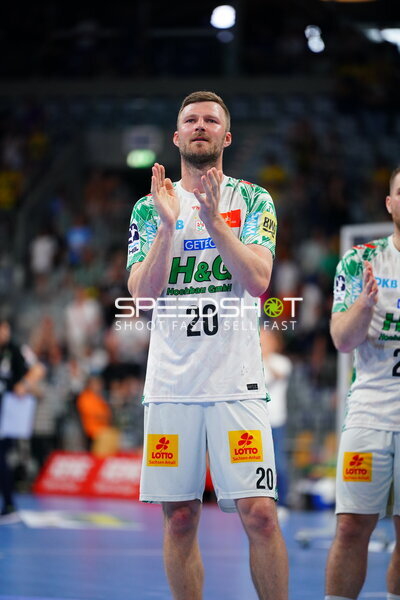 Philipp Weber (#20; SC Magdeburg) applaudiert in der SAP Arena
