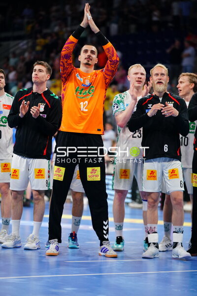 Matej Mandić (#12; SC Magdeburg) applaudiert mit Teamkollegen in der SAP Arena