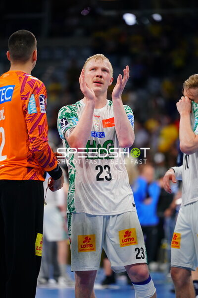 Magnus Saugstrup (#23; SC Magdeburg) applaudiert nach dem Spiel