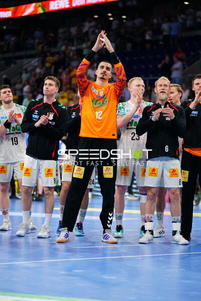 Matej Mandić (#12; SC Magdeburg) applaudiert mit Teamkollegen nach Spielende