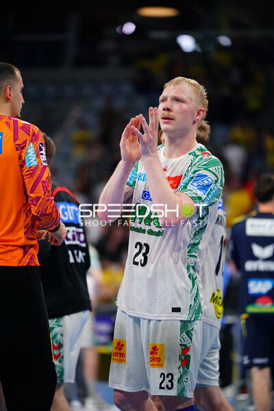 Magnus Saugstrup (#23; SC Magdeburg) im Gespräch mit Schiedsrichter