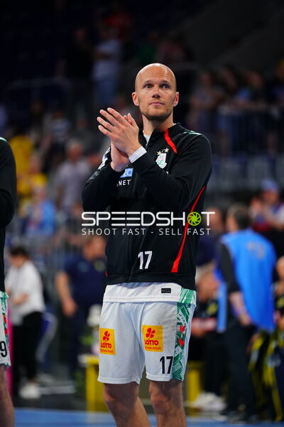 Tim Hornke (#17; SC Magdeburg) applaudiert in der SAP Arena