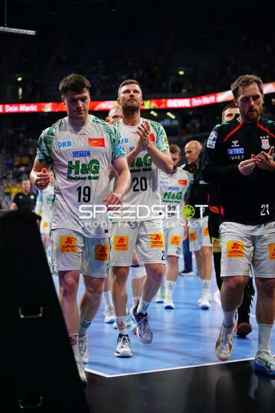 Philipp Weber (#20; SC Magdeburg) und Albin Lagergren (#21; SC Magdeburg) verlassen das Spielfeld