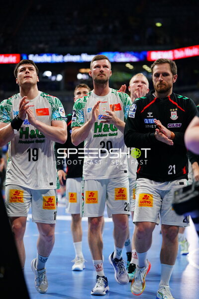 Philipp Weber (#20) und Albin Lagergren (#21; SC Magdeburg) applaudieren den Fans
