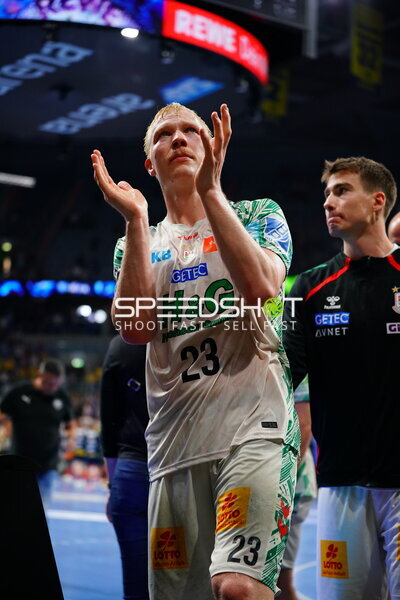 Magnus Saugstrup (#23; SC Magdeburg) applaudiert in der SAP Arena