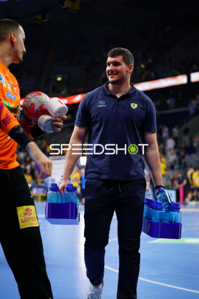 Halil Jaganjac (Rhein Neckar Löwen) trägt Getränke in der SAP Arena