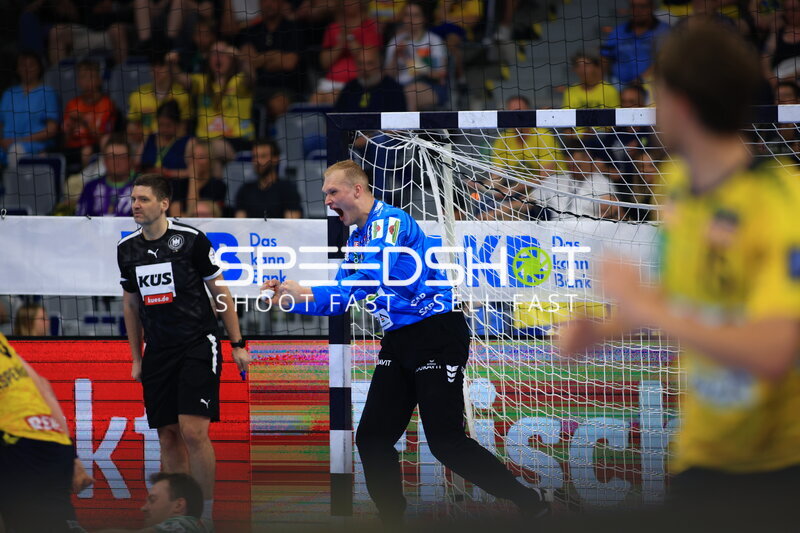 David Späth (#29; Rhein Neckar Löwen) jubelt nach Parade in der SAP Arena