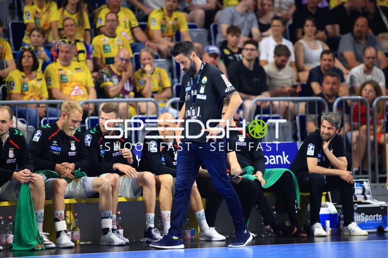 Bennet Wiegert (SC Magdeburg) an der Seitenlinie in der SAP Arena