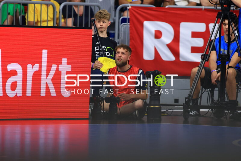 Max Krause (Teamfotograf; Rhein Neckar Löwen) am Spielfeldrand