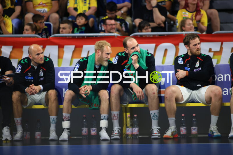 Tim Hornke (#17; SC Magdeburg) auf der Auswechselbank in der SAP Arena