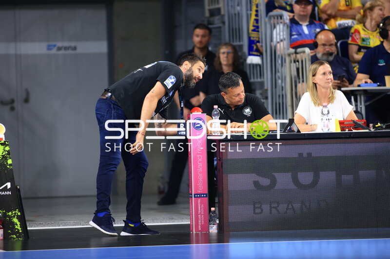 Trainer am Kampfgericht in der SAP Arena beim DAIKIN HBL-Spiel