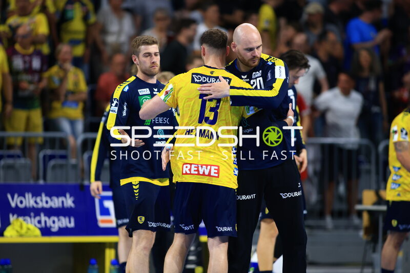 Mike Jensen (#20; Rhein Neckar Löwen) umarmt Sebastian Heymann (#13) in der SAP Arena