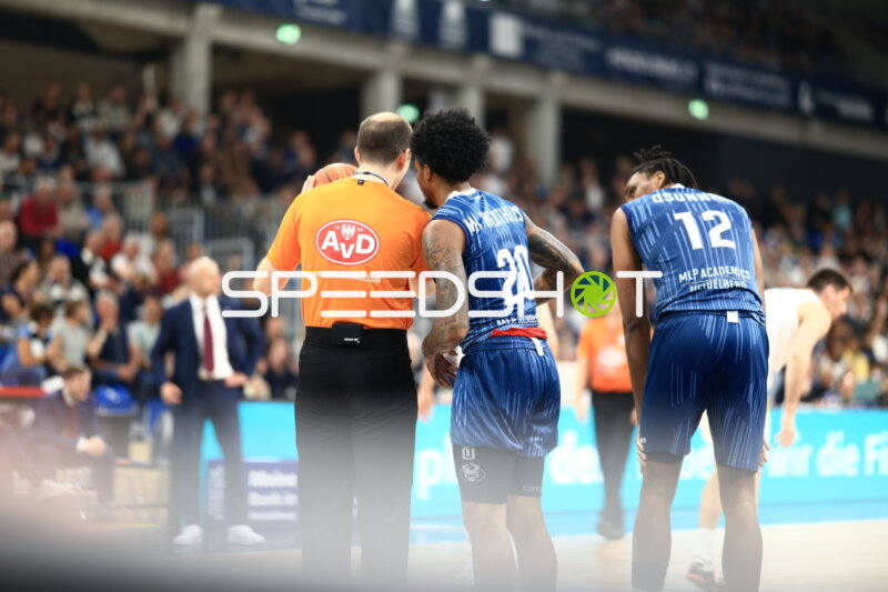 Spieler Michael Weathers (20; MLP Academics Heidelberg) und Osun Osunniyi (12; MLP Academics Heidelberg) mit Schiedsrichter