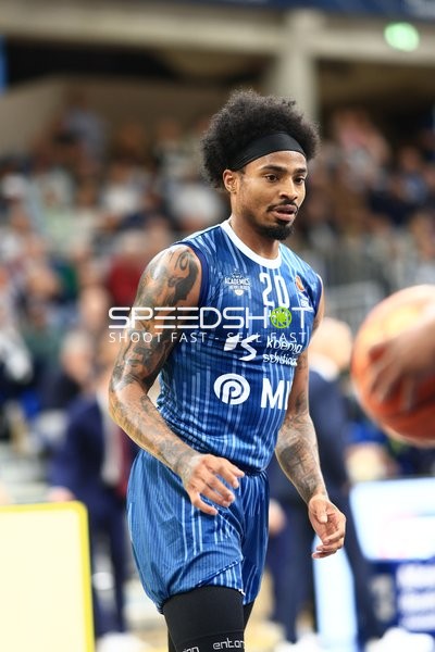 Michael Weathers (20; MLP Academics Heidelberg) mit Ball in Aktion