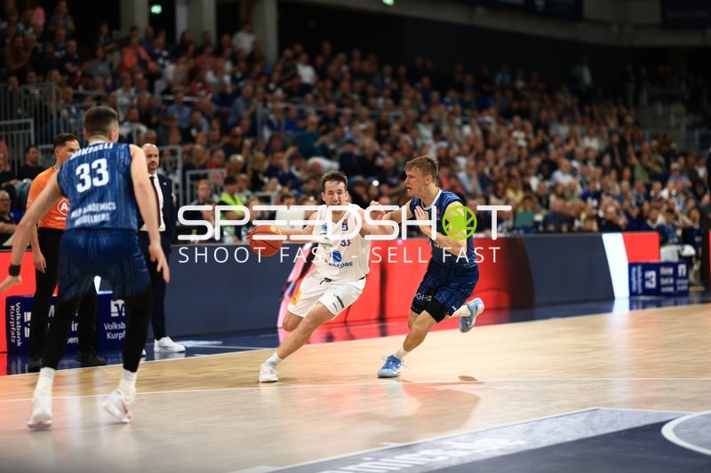 Dribbling von Spencer Reaves (31; Syntainics MBC) gegen Niklas Würzner (2; MLP Academics Heidelberg)