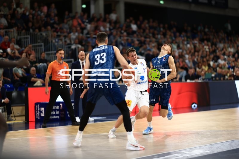 Spielzug mit Spencer Reaves (31; Syntainics MBC), Ryan Mikesell (33; MLP Academics Heidelberg) und Niklas Würzner (2; MLP Academics Heidelberg)